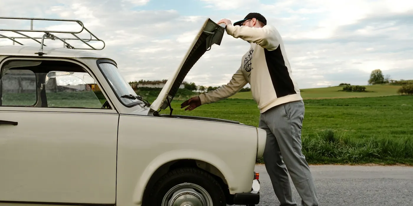 Voiture qui ne démarre pas : causes et que faire (clic, aucun bruit, batterie OK)